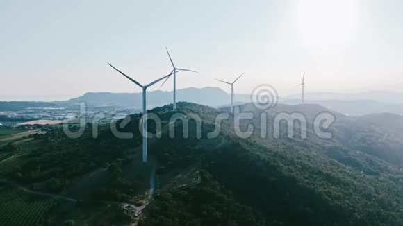 风轮机养殖场上美丽的晚山景观绿色生态世界可再生能源生产公寓视频的预览图
