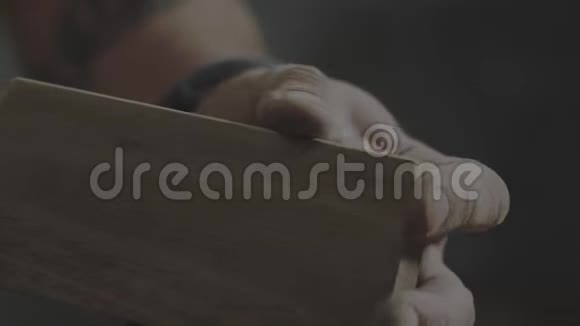 特写男性手触摸抛光的木制品木工熨烫他的产品4k录像5994fps视频的预览图