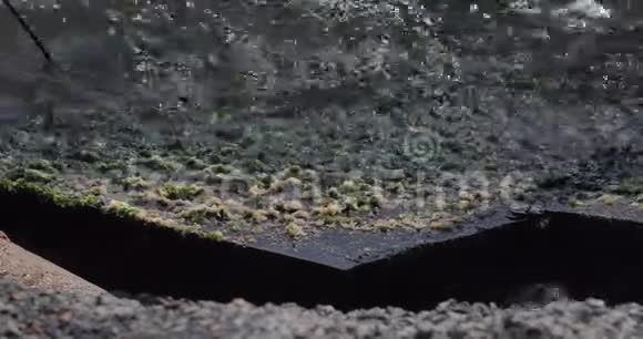特写镜头挑浪器用海水冲洗商业海港的石头系泊墙视频的预览图