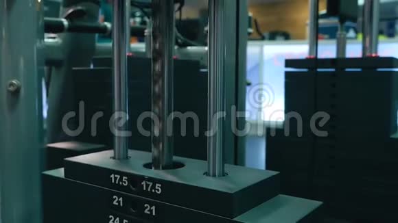 健身房跑步机上配重的特写机构的运动视频的预览图