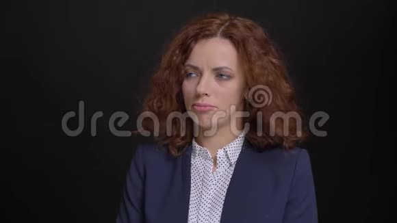 一位白种人成年女性的特写镜头她的红色卷发在看镜头时感到沮丧和失望视频的预览图