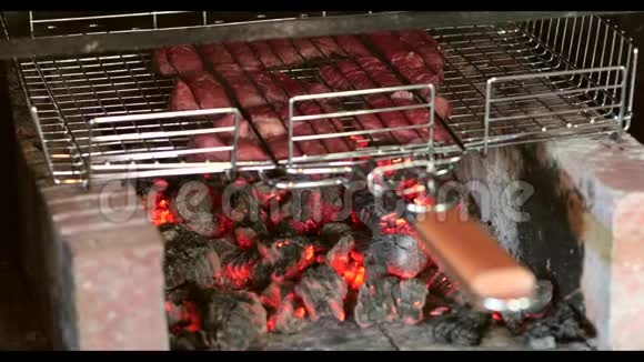 烧烤架上的肉户外准备和烤肉烤火烧烤架上的美味佳肴视频的预览图
