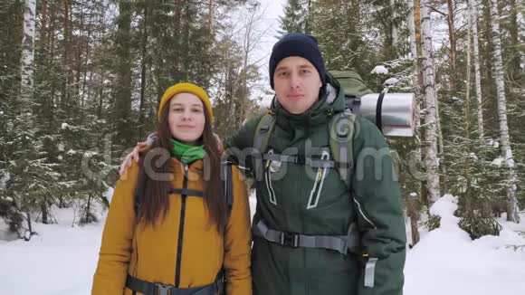 两名游客在针叶林背景上的肖像视频的预览图