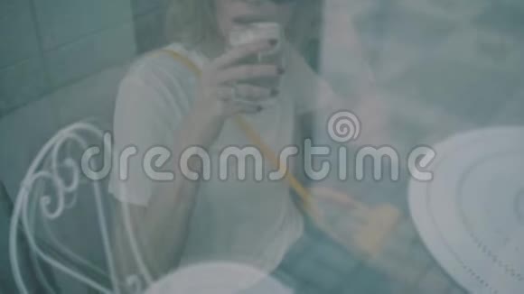 女孩在咖啡馆里喝咖啡视频的预览图
