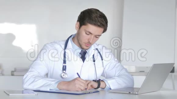 医生书写病人处方医疗文件视频的预览图