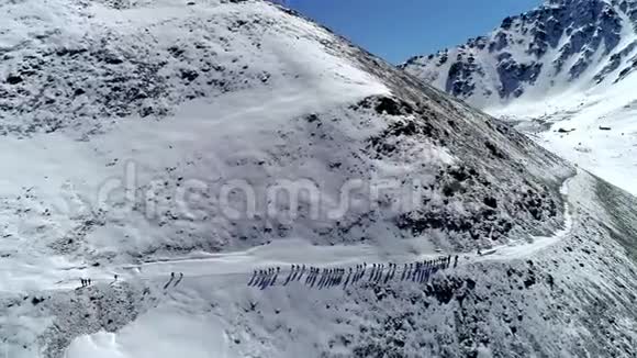 空中观景一群人去雪山从上面射出的视频的预览图