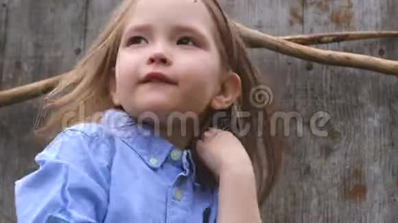 一个美丽的小女孩在农民的气氛中摆姿势的肖像视频的预览图