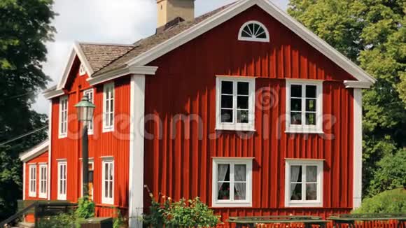 红色木制独立房屋北欧风格古老历史视频的预览图