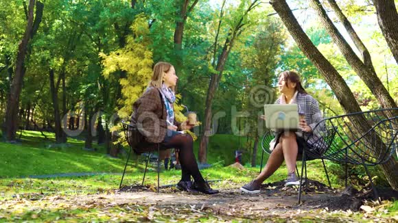 成功的商界女性在秋季公园开会视频的预览图