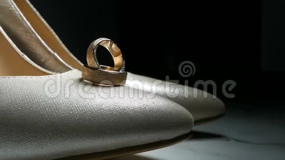 新娘鞋上的结婚戒指视频的预览图