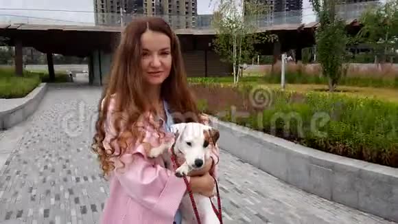 女人和狗在公园里视频的预览图