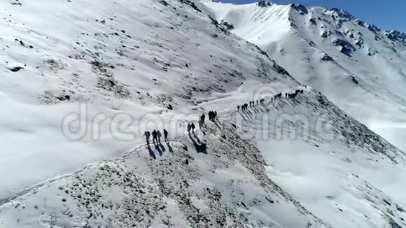 飞越一群登山者排成一排无人机射击视频的预览图
