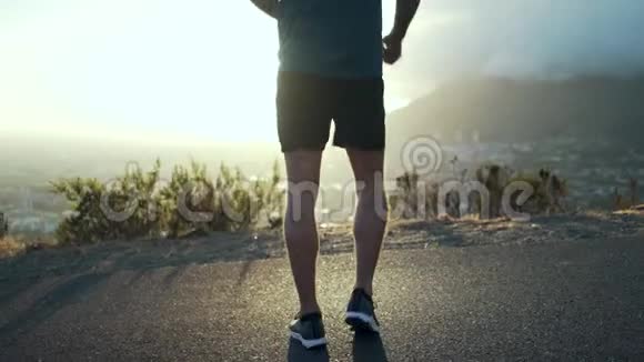 健身男跑步运动员跑步前伸展腿部视频的预览图