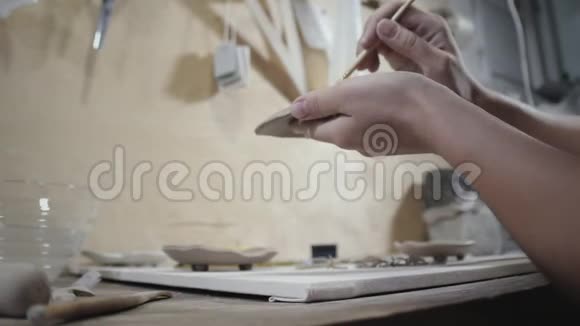 女用陶土覆盖原粘土制品视频的预览图
