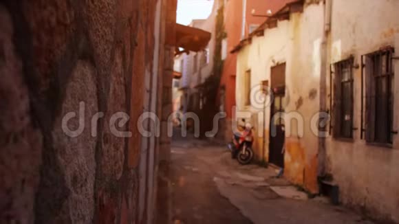4可怜的贫民区古老的房子和摩托车在古老的历史街道上视频的预览图