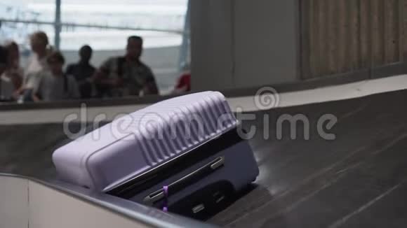 手提箱和一个袋子正沿着机场的传送带移动特写镜头视频的预览图