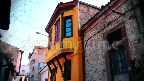 古老的黄色的爱琴海联排别墅土耳其伊兹密尔市视频的预览图