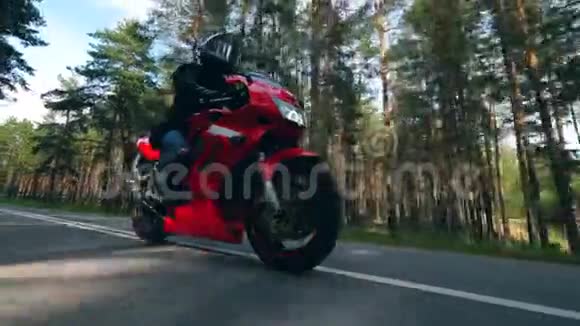 骑摩托车的人视频的预览图