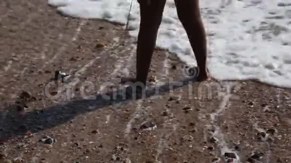 在英国布莱顿海滩上的海浪中玩耍的幼儿视频的预览图