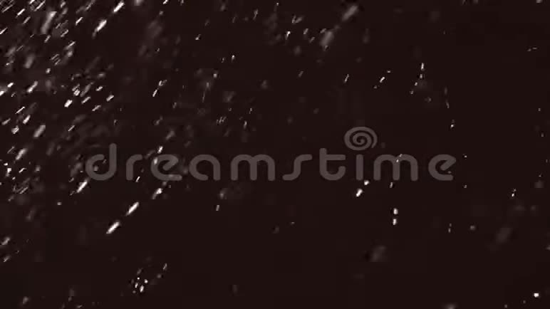 雪落在灯笼的灯光下视频的预览图