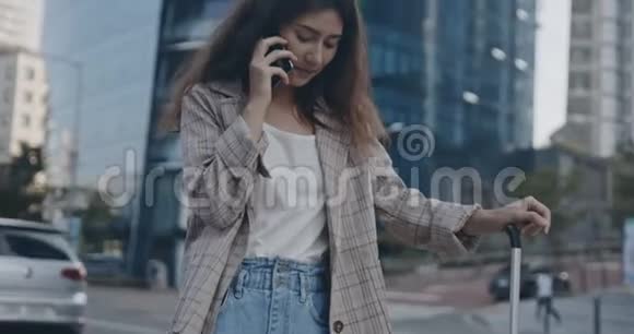 一个年轻漂亮的女学生穿着西装在电话里说话的肖像用12位的佳能相机拍摄视频的预览图