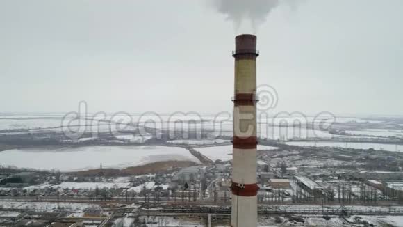 发电厂烟囱排放有毒烟雾视频的预览图
