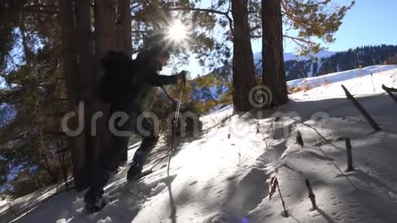 冬天这家伙骑着雪鞋爬坡视频的预览图