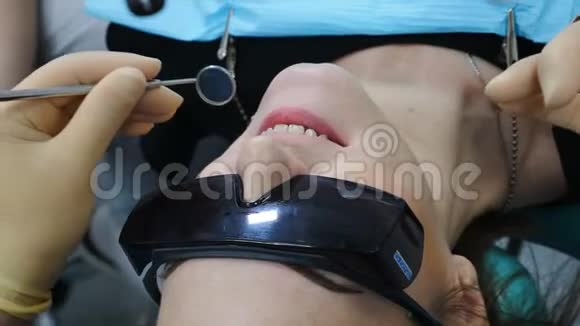 牙医在牙科诊所给他的病人注射关闭牙科麻醉注射医药视频的预览图