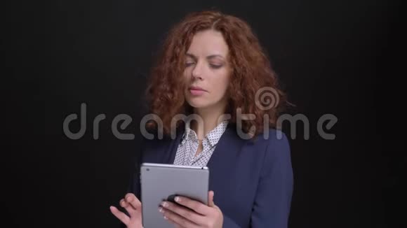 成人白种人成功女商人使用平板电脑和自信地看着相机的特写镜头视频的预览图