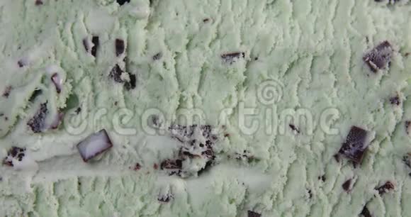 带巧克力片的薄荷味冰淇淋视频的预览图