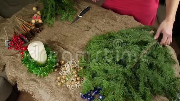 女手准备冷杉树枝做圣诞作文用刀子切双手撕下视频的预览图