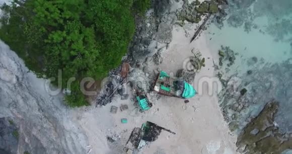 大蓝船在海滩上的岩石上失事热带岛屿俯视4k视频的预览图