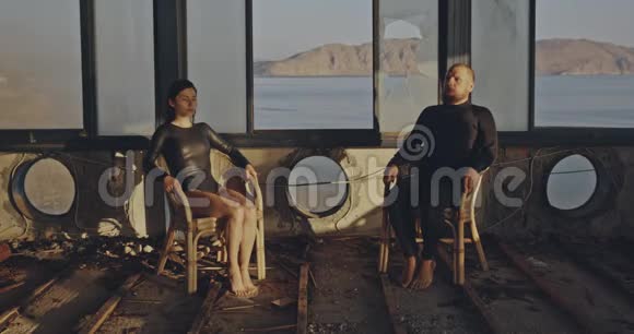 精神错乱的框架奇怪的夫妇坐在破碎的家浪漫的概念拍摄在电影院的相机12点酷视频的预览图