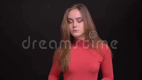 年轻美丽的白种人女模特在镜头前拥抱自己触摸自己的特写镜头视频的预览图
