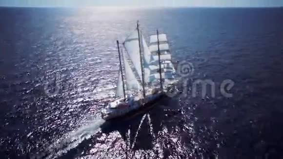风平浪静的帆船在海上航行视频的预览图