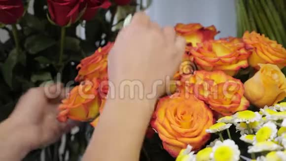 女花店打理鲜花撕干玫瑰花瓣双手特写视频的预览图