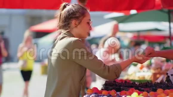 在食品市场买水果视频的预览图