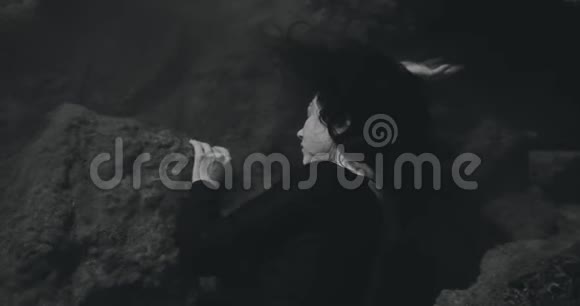 女人躺在水下戏剧性的概念拍摄在电影相机黑白视频的预览图