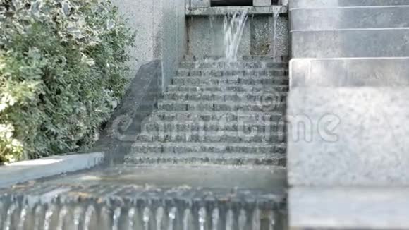 一股水流倾泻在大理石台阶上视频的预览图