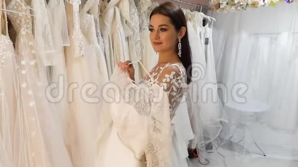 美丽的新娘选择礼服视频的预览图