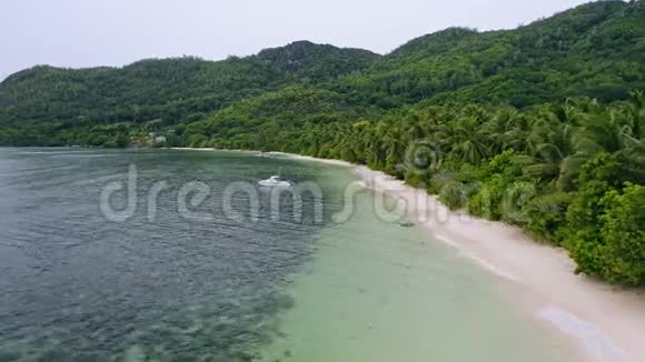 塞舌尔马河岛AnseForbans热带海滩的鸟瞰图视频的预览图