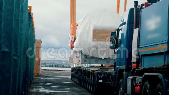 货物运输一辆大卡车接近货物并准备装运视频的预览图