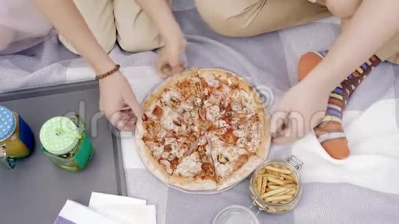 幼儿和家长用手特写从盘子里拿出披萨片视频的预览图