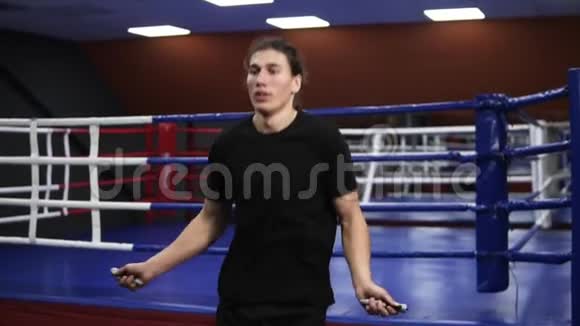 勤劳的白种人在拳击馆工作跳上黑色T恤的跳绳体育拳击视频的预览图