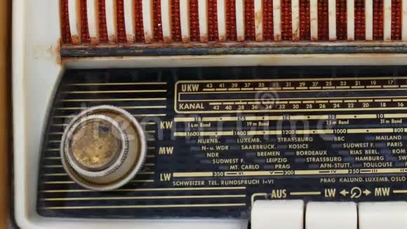 老式或复古收音机全景特写镜头视频的预览图