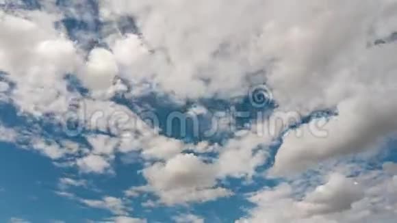蓬松的白云蓝天时间流逝运动背景视频的预览图