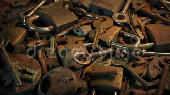 旧锁和钥匙覆盖的通行台视频的预览图
