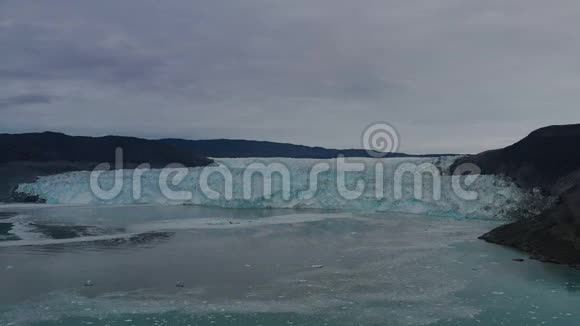 格陵兰岛迪斯科湾埃奇冰川EqiSermia的格陵兰航空无人机飞行视频也叫卡尔视频的预览图