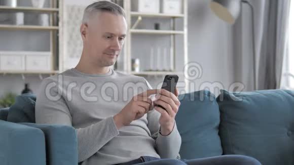 通过放松白发人在智能手机上的在线视频聊天视频的预览图