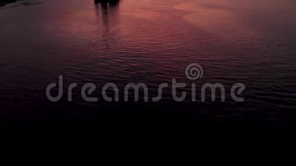 日落时分一艘货船停泊在温哥华的伯拉德湾港4K24FPS视频的预览图